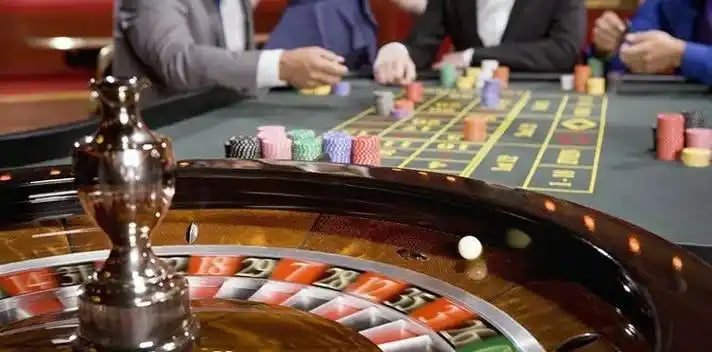Live Casino တိုက်ရိုက် ဒီလာများနှင့် ကစားပွဲ
